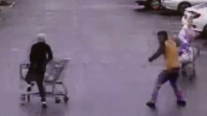 Pohotový muž srazil prchajícího zloděje vozíkem, zachytila ho kamera